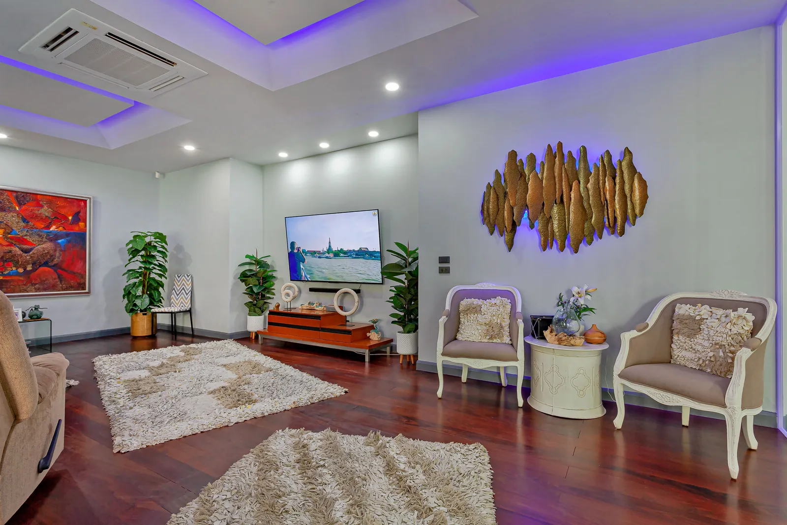 Living Room, view 2 — 5 BR investment villa, Pratumnak Soi 2, Pattaya