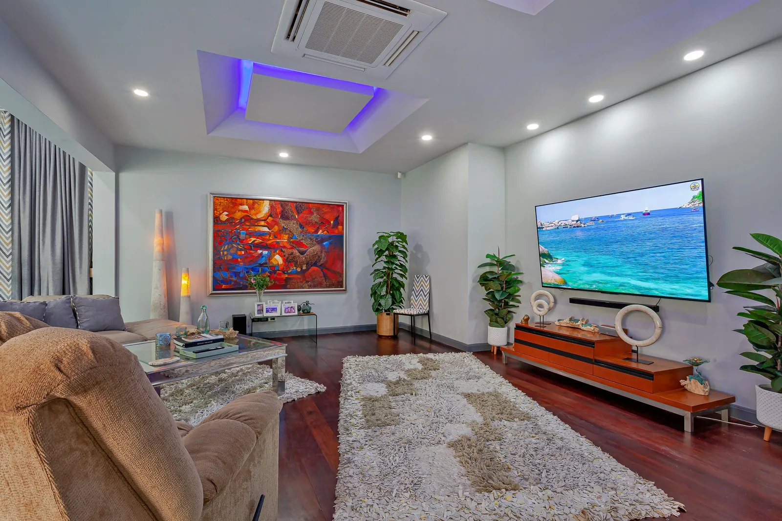 Living Room, view 3 — 5 BR investment villa, Pratumnak Soi 2, Pattaya