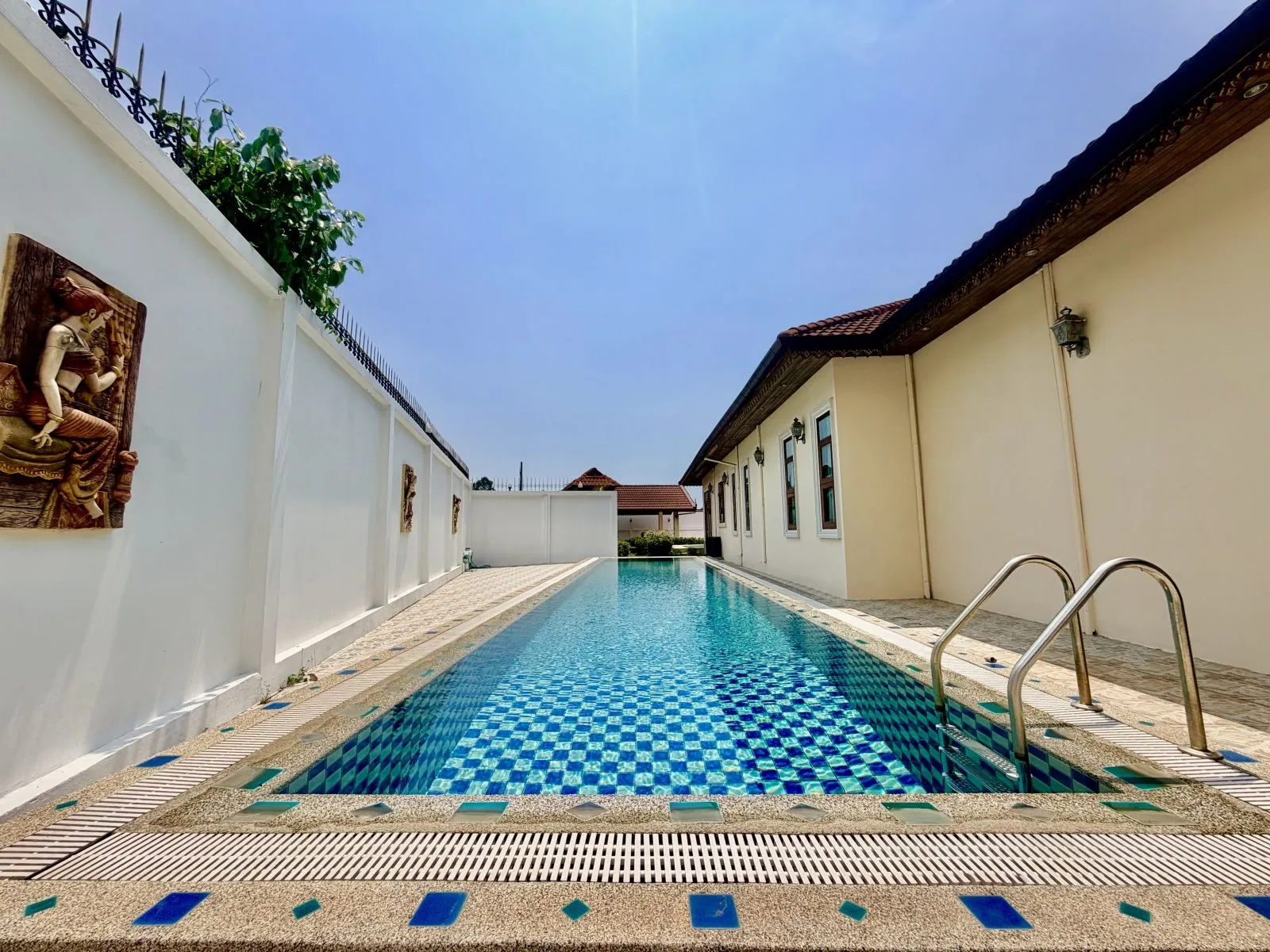 Gate — 5 BR luxury Thai-style pool villa near Krathing Lai Beach, Pattaya