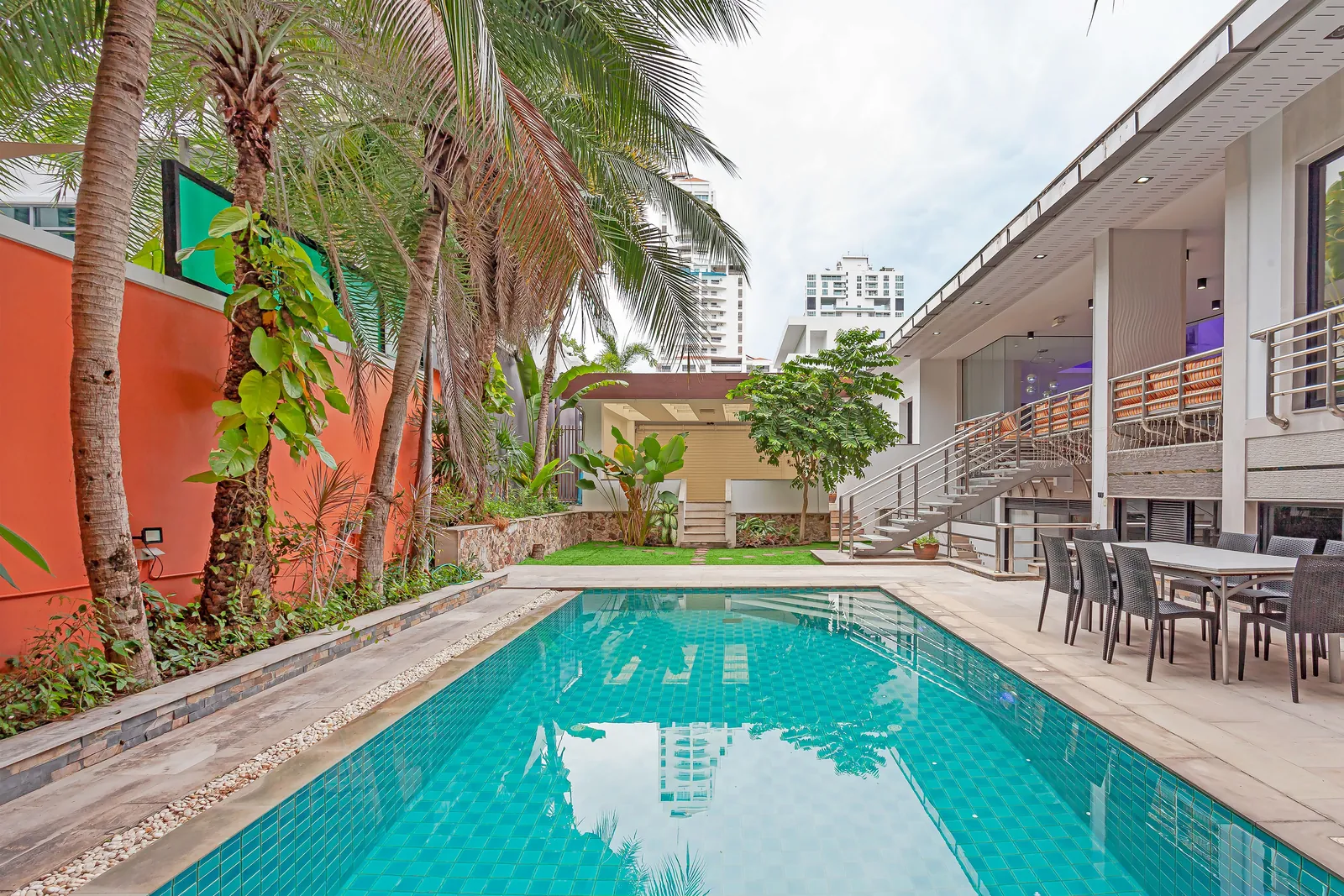 Pool & Garden — Royal Grand villa, Pratumnak Soi 2, Pattaya