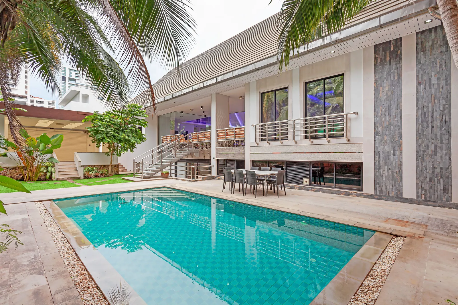 Pool View — Royal Grand villa, Pratumnak Soi 2, Pattaya